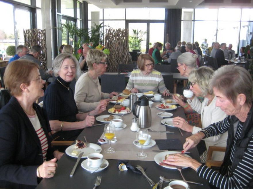 Im gefüllten Klubhaus genießen nicht nur die Damen. Die Sonne lockte viele zum Spiel